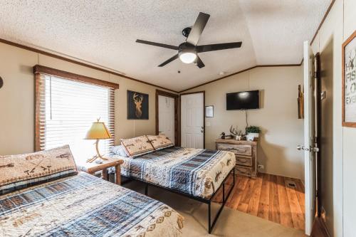 Waterfront Lodge by The Lodges at Fossil Creek in Shay, USA