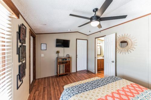 Bohemian Rhapsody Suite 5 by The Lodges at Fossil Creek in Shay, USA