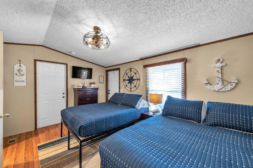 Nautical Nest Suite 2 by The Lodges at Fossil Creek in Shay, USA