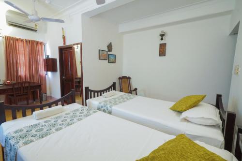 2 twin beds