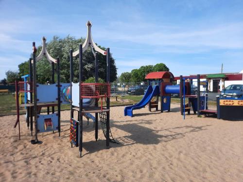 Játszótér, chaletje tis-ier-goed in Jabbeke