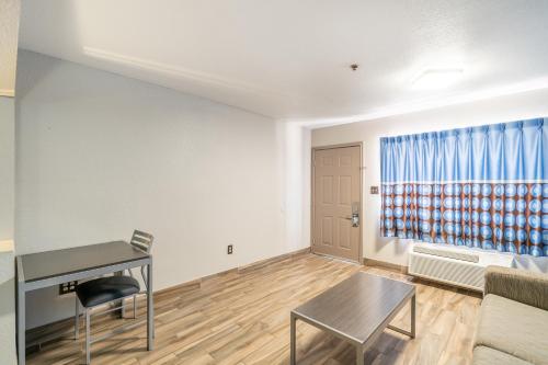 Super 8 by Wyndham San Antonio/Riverwalk Area in San Antonio, USA