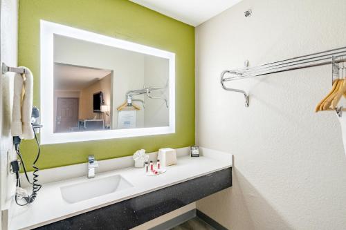 Super 8 by Wyndham San Antonio/Riverwalk Area - image 10