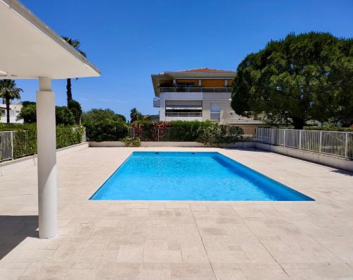 Swimming pool, A13 Staywizus -1 BDR Garden floor Fontonne - AC, Pool & Parking in Les Breguieres