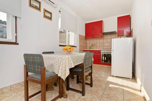 2 bedrooms, 4 beds