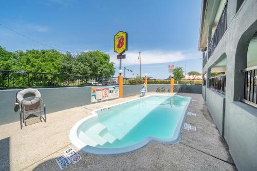 Super 8 by Wyndham San Antonio/Riverwalk Area - main image