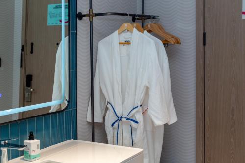 Deluxe Twin Room image 1