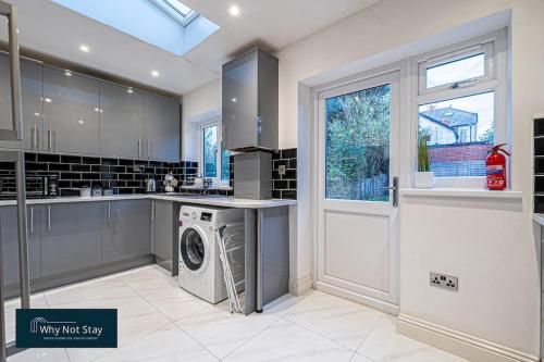 Modern 5 bedroom home in Reading - Tap to explore photos