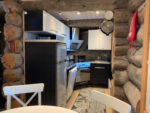 Kaupinpirtti, Yllas, Akaslompolo, , Lapland - Silver Log Cabin with Lake and Fell Scenery in Kaupinjärvi