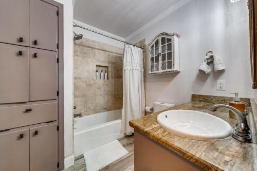 Charming Pet Friendly 4 BDRM Home Mins To Main ST and Wineries in Fredericksburg, USA