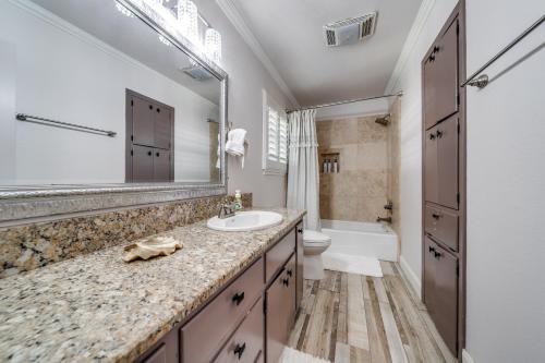 Charming Pet Friendly 4 BDRM Home Mins To Main ST and Wineries in Fredericksburg, USA