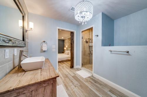 Charming Pet Friendly 4 BDRM Home Mins To Main ST and Wineries in Fredericksburg, USA