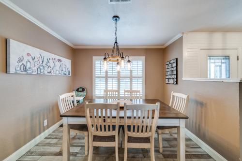 Charming Pet Friendly 4 BDRM Home Mins To Main ST and Wineries in Fredericksburg, USA