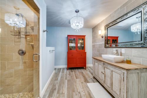 Charming Pet Friendly 4 BDRM Home Mins To Main ST and Wineries in Fredericksburg, USA