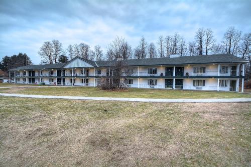 Colonial Motel and Spa in Brattleboro, USA