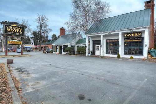 Colonial Motel and Spa in Brattleboro, USA