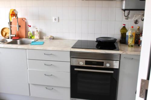 Konyha, Modern Homestay with River Views, Sunrise & Friendly Cats near Nemzeti do Azulejo Múzeum