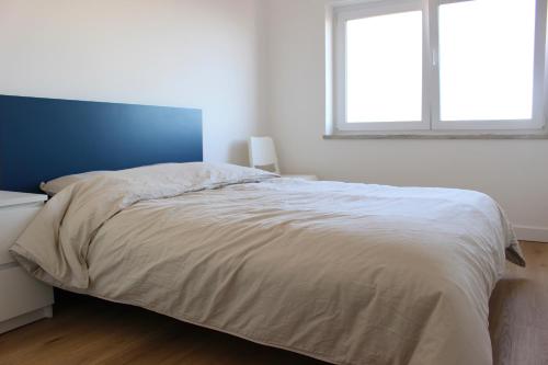 Modern Homestay with River Views, Sunrise & Friendly Cats near Nemzeti do Azulejo Múzeum