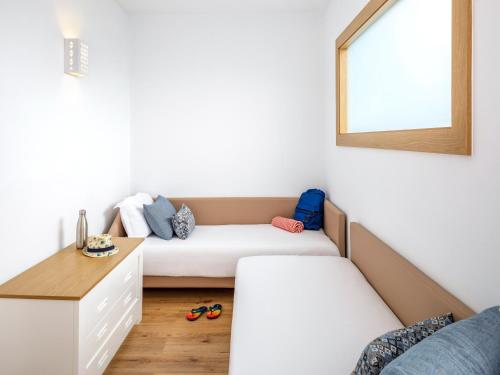 1 queen bed, 2 twin beds
