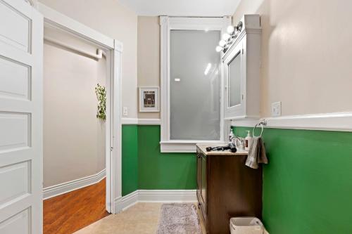 Swepson Guesthouse KING Sleep42 15BR 10BA 22Beds – Louisville, KY