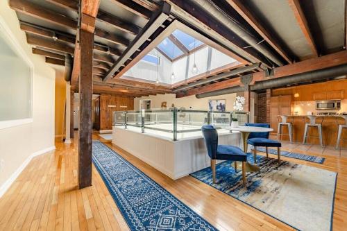 KING Penthouse Sleep8 4Bed 3BR 2BA Swepson Loft in Louisville, USA