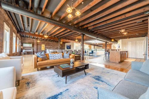Swepson Guesthouse KING Sleep42 15BR 10BA 22Beds in Louisville, USA