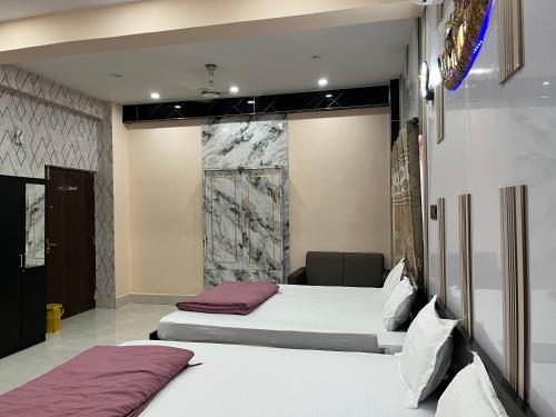 2 king beds, 1 sofa bed