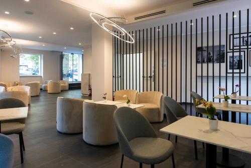 J Maluni City Hotel - image 10
