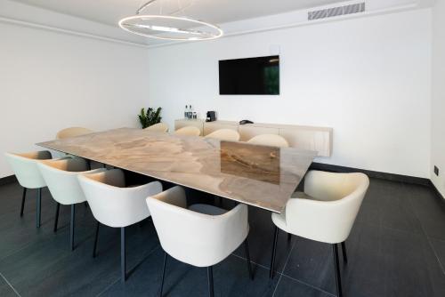 J Maluni City Hotel - image 7