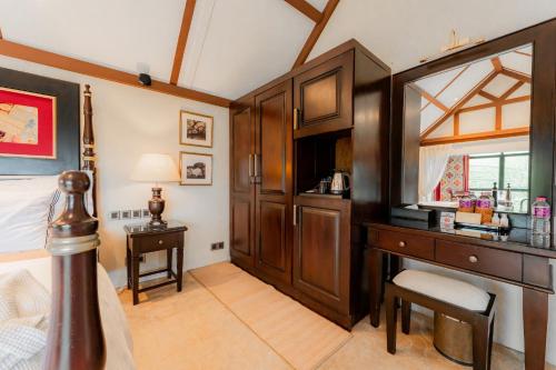 Deluxe Junior Suite with Tea Estate View image 10