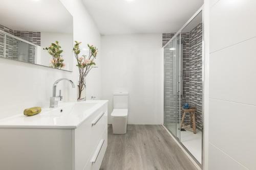 One-Bedroom Apartment image 5