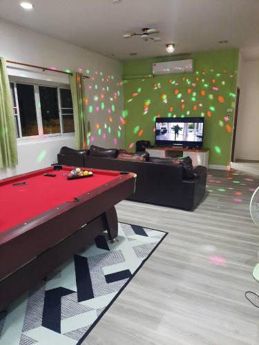 3 bedrooms, 6 beds