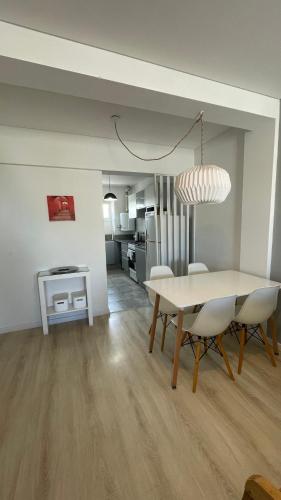 Kitchen, Depto vista al rio in Del Abasto