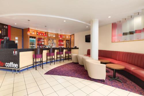 Bar/lounge, Ramada by Wyndham London North M1 in Edgware