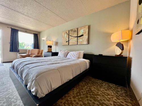 Lindell Motor Lodge - Downtown Cedar Falls Studio With Free Gated Parking! in Cedar Falls, USA