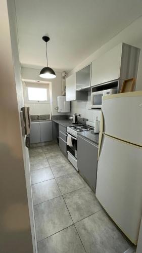 Kitchen, Depto vista al rio in Del Abasto