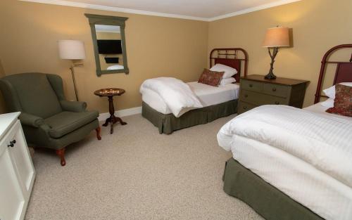 1 king bed, 2 twin beds