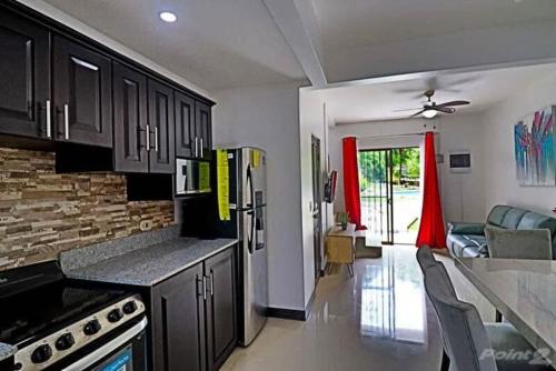 2-BD Unit with Pool 2 Blocks from Beach, Coco (photo 3)