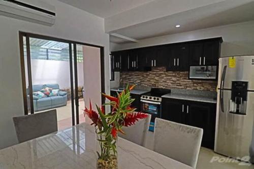 2-BD Unit with Pool 2 Blocks from Beach, Coco (photo 4)