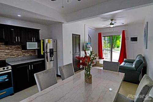 2-BD Unit with Pool 2 Blocks from Beach, Coco (photo 5)