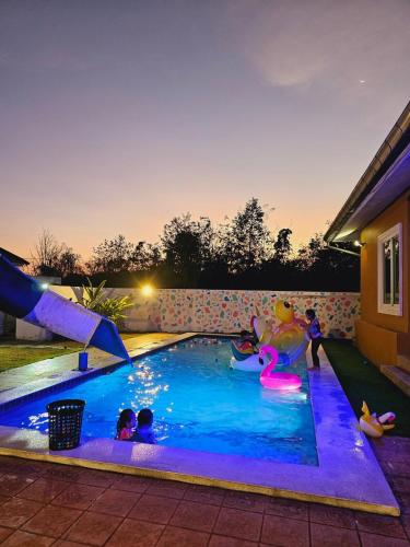 4 bedrooms, 8 beds