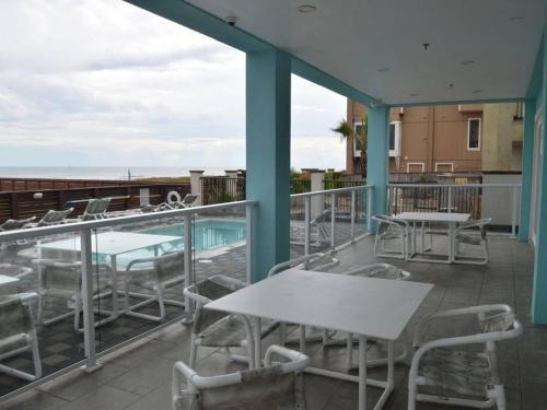 Beachfront 3 Bedroom Condo - main image