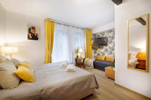 1 queen bed, 1 sofa bed