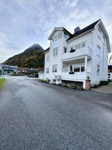 Villa Utsikten Kirketaket in 翁達爾斯內斯