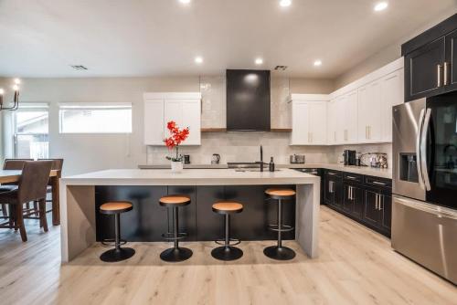 LUXURY VEGAS VILLA! CLOSE TO STRIP! Hot Tub, Heated Pool, Game Room