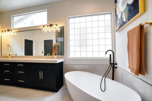 LUXURY VEGAS VILLA! CLOSE TO STRIP! Hot Tub, Heated Pool, Game Room