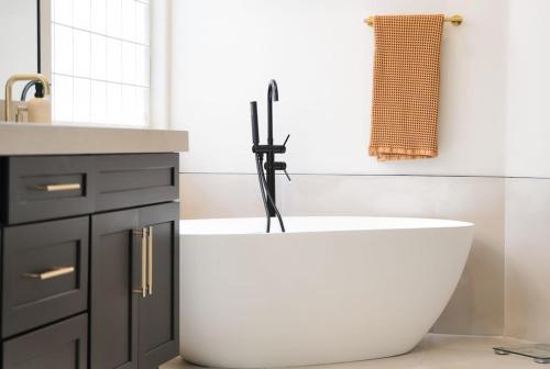 LUXURY VEGAS VILLA! CLOSE TO STRIP! Hot Tub, Heated Pool, Game Room