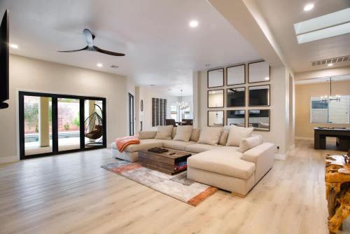 LUXURY VEGAS VILLA! CLOSE TO STRIP! Hot Tub, Heated Pool, Game Room