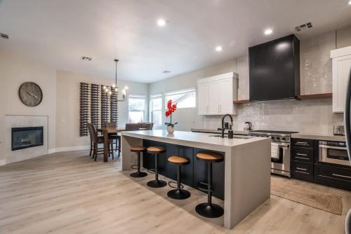 LUXURY VEGAS VILLA! CLOSE TO STRIP! Hot Tub, Heated Pool, Game Room