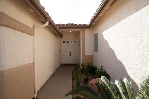 LUXURY VEGAS VILLA! CLOSE TO STRIP! Hot Tub, Heated Pool, Game Room